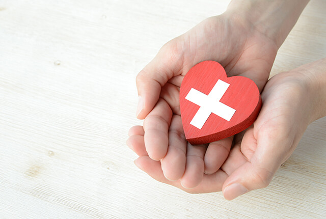 白い十字が書かれたハートの模型