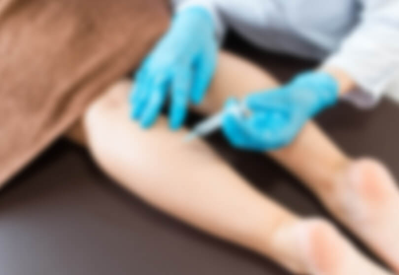 患者にブロック注射を行う医者のイメージ