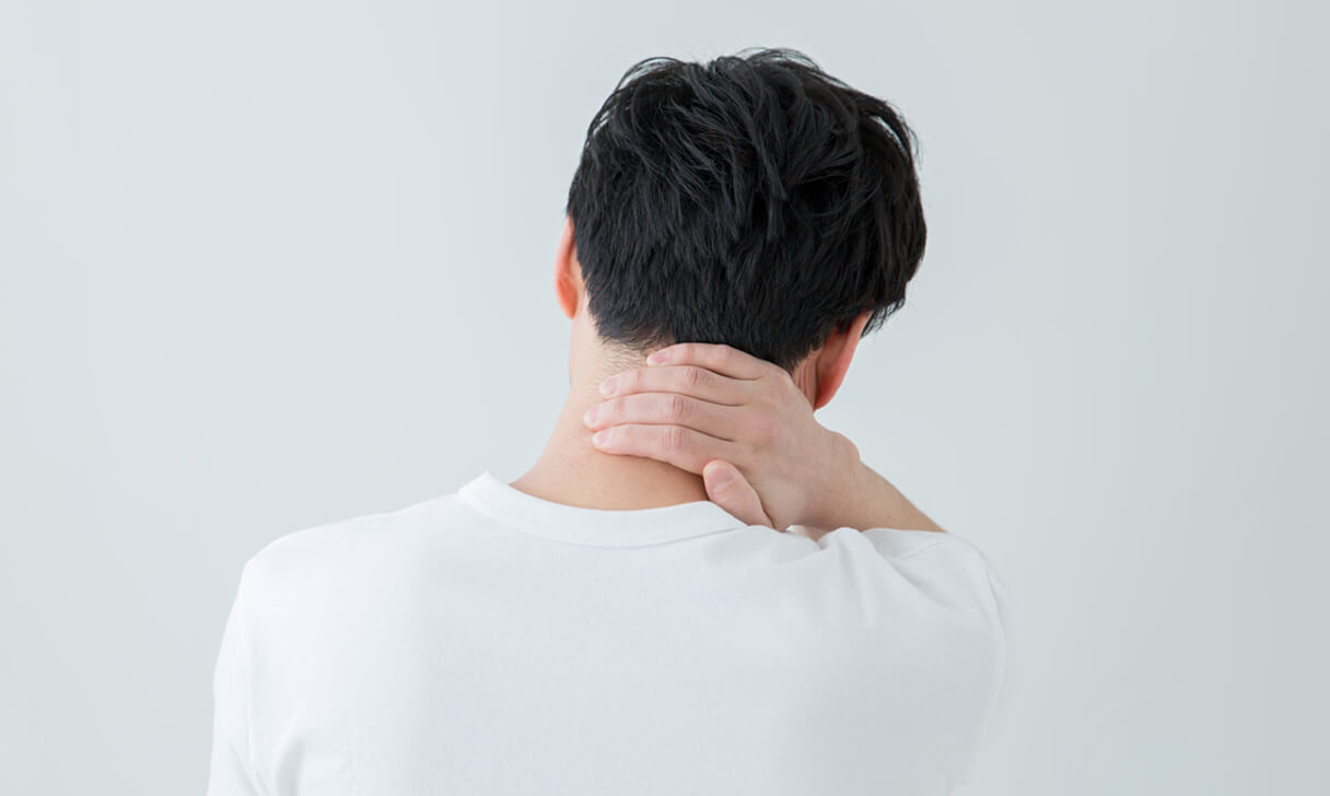 首を右手でおさえる男性